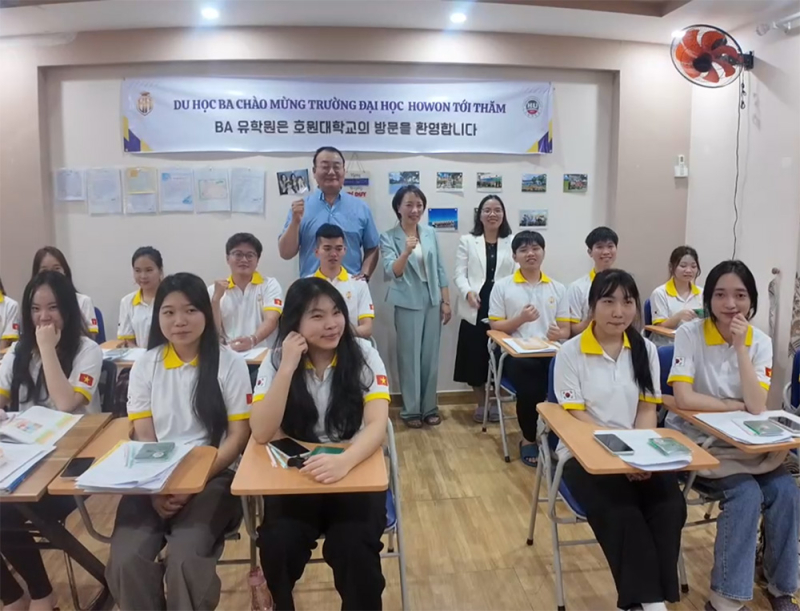 Đại diện Đại học Howon chụp ảnh lưu niệm cùng lãnh đạo Du Học BA