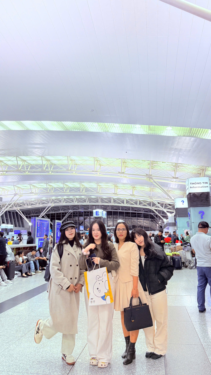 Đại diện Du Học BA nhận món quà ý nghĩa từ gia đình du học sinh