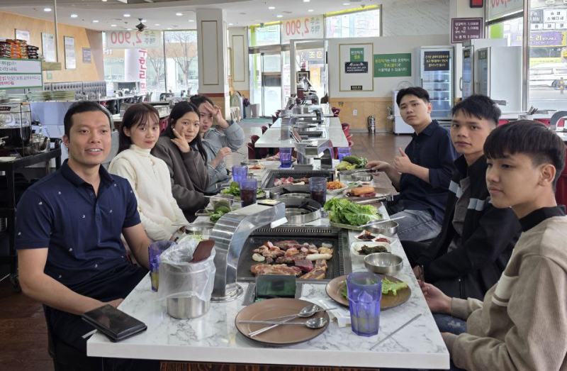 Du học sinh BA ăn thịt nướng BBQ tại Hàn Quốc