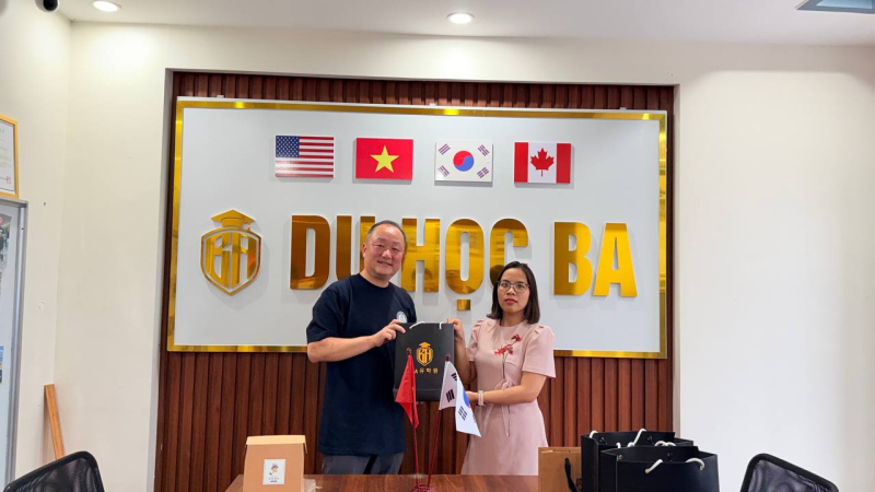 Trao quà lưu niệm