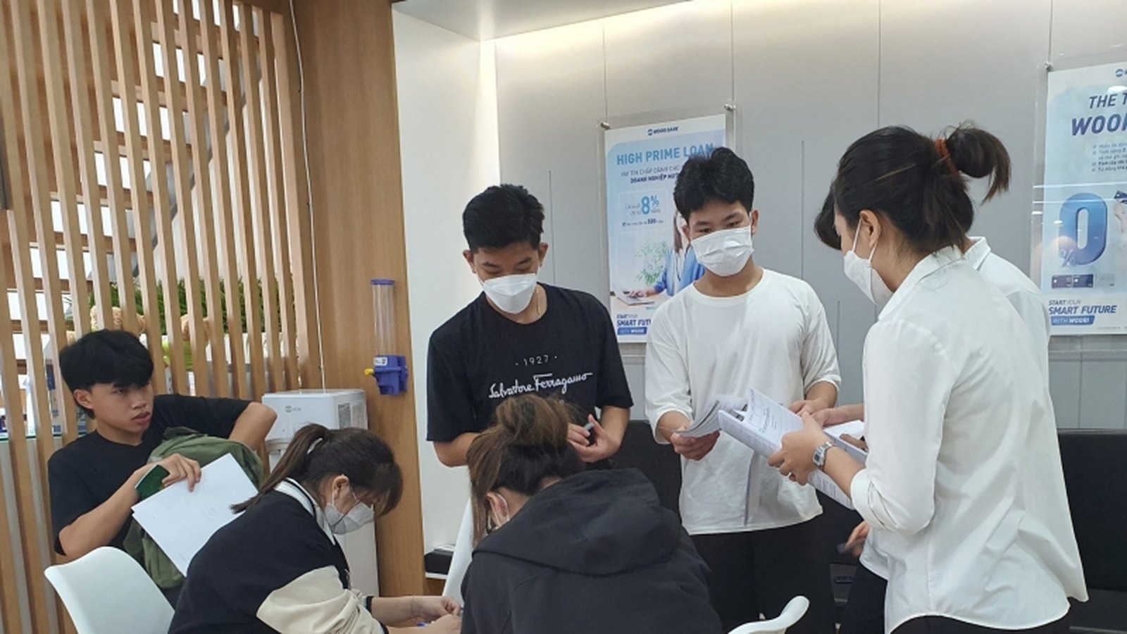 Học sinh kỳ 2022-12 đi làm sổ ngân hàng