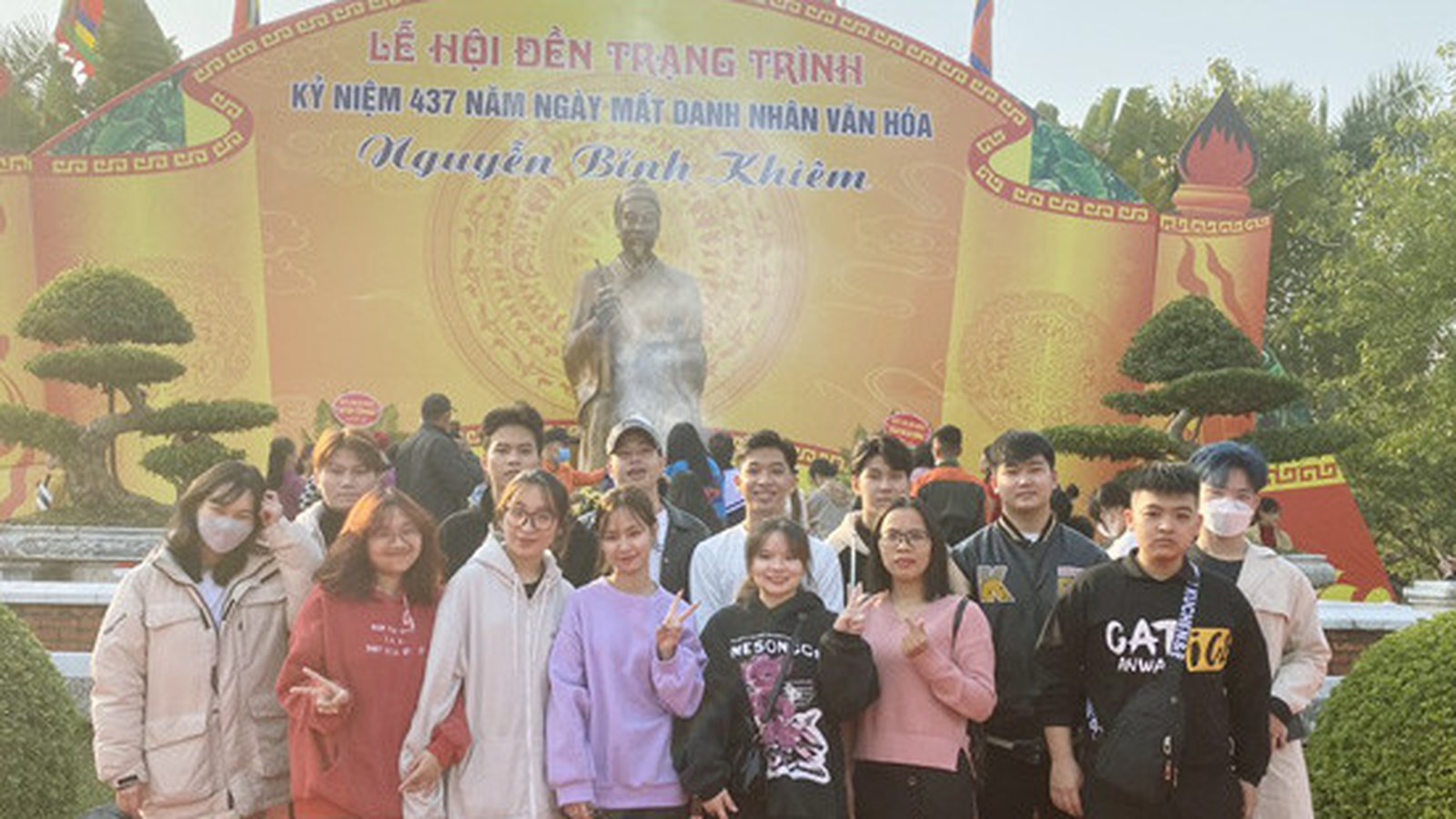 Du học sinh đi đền Trạng trình Nguyễn Bỉnh Khiêm