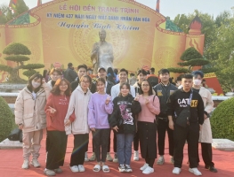 Du học sinh đi đền Trạng trình Nguyễn Bỉnh Khiêm
