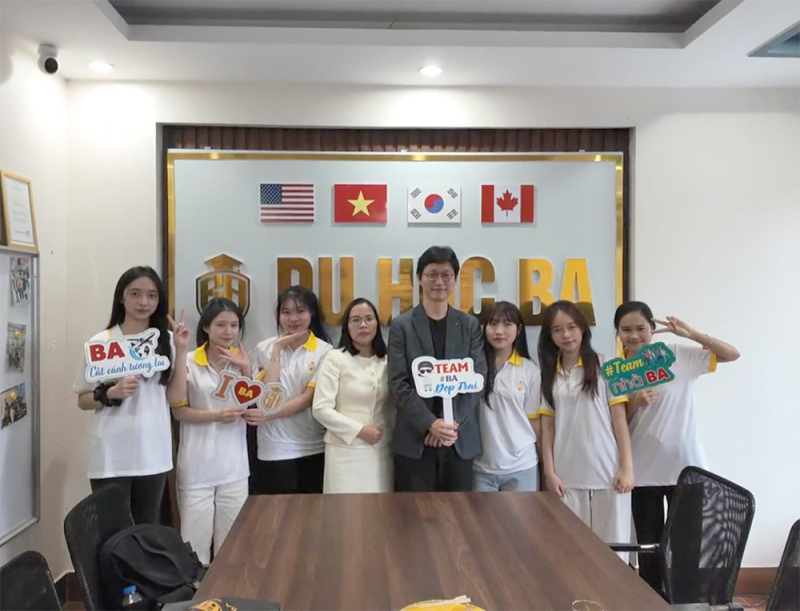 Đại diện ĐH Jeonju giới thiệu về trường