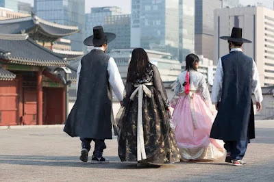 [Ngữ pháp] Động từ + 는 중이다 đang..., đang trong quá trình...(làm gì đó)