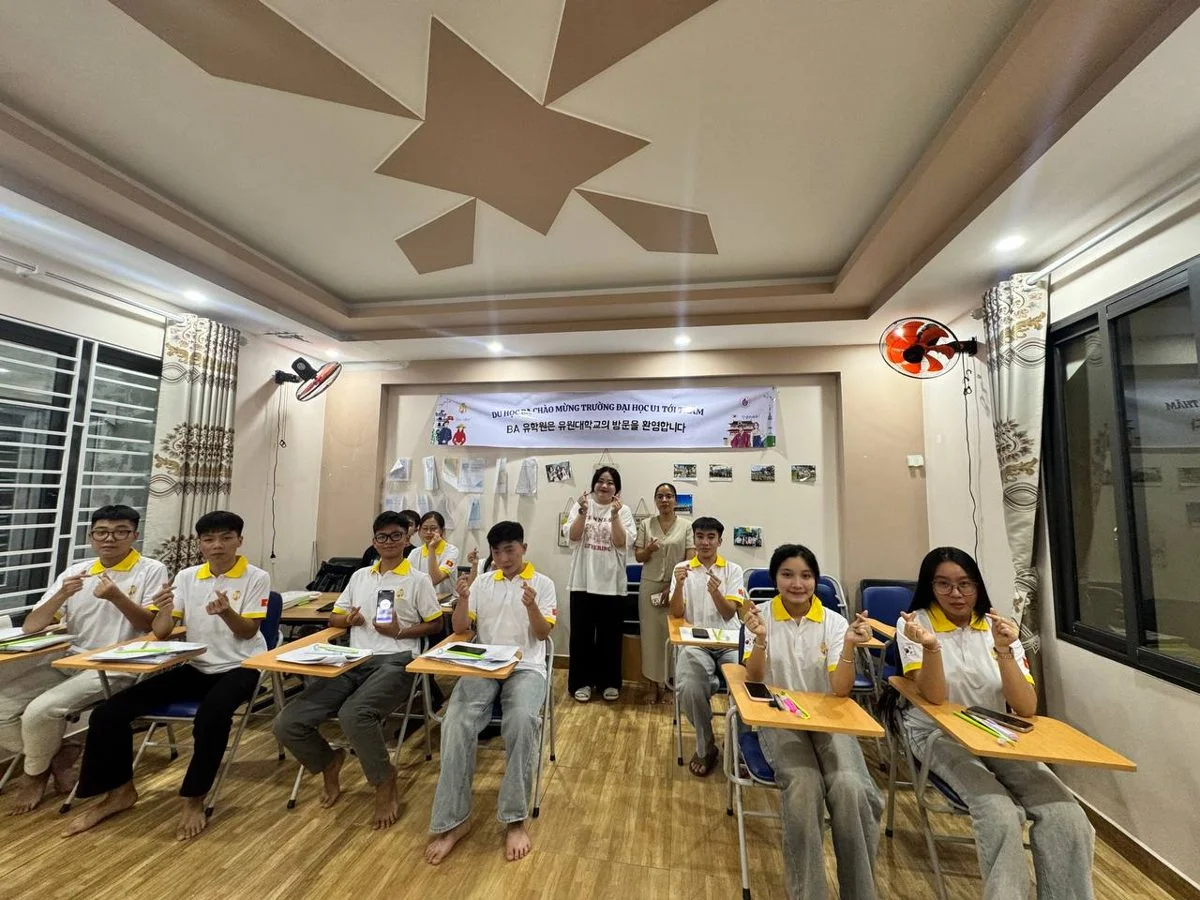 Chị Shin Da Bin chụp ảnh cùng học sinh đang học tiếng Hàn tại Du học BA