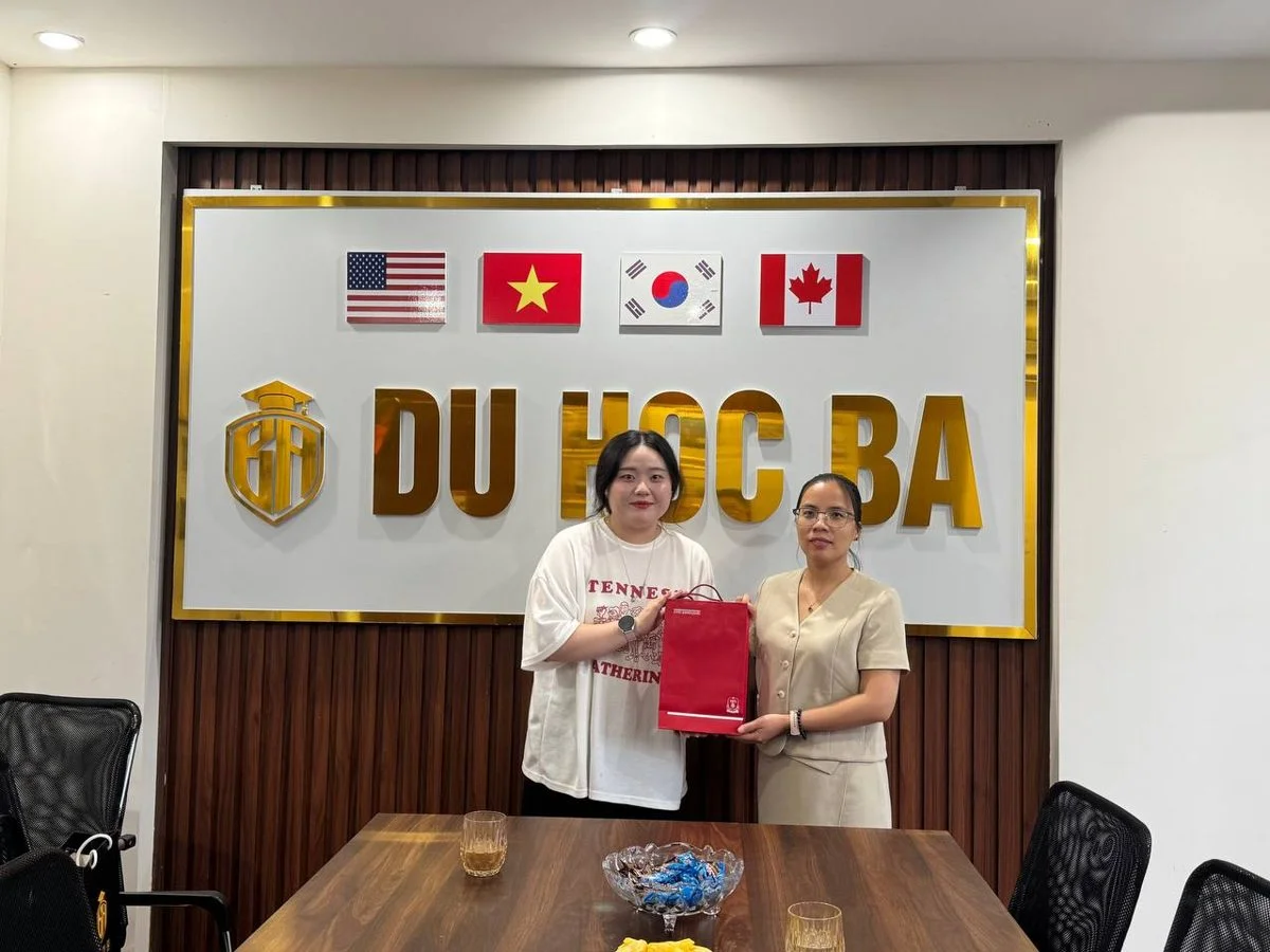 Đại diện Du học BA và chị Shin Da Bin trao quà lưu niệm