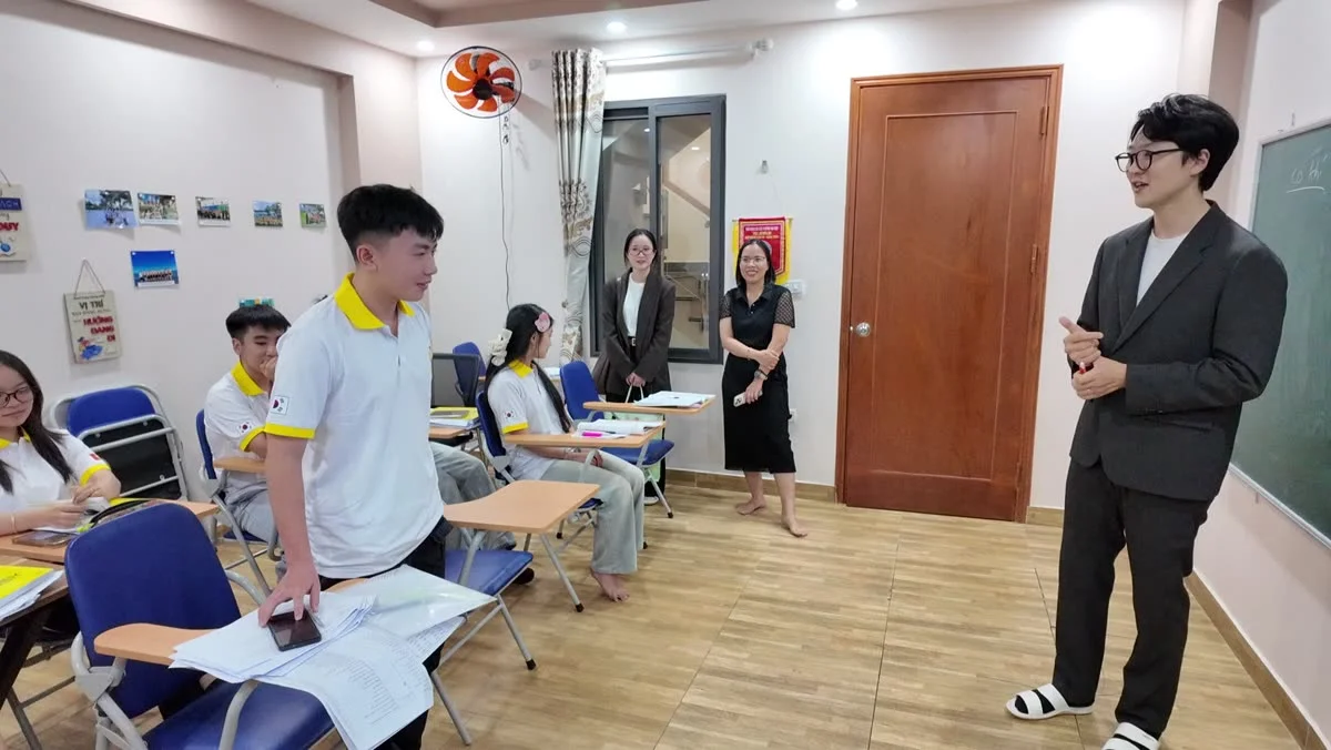 Học viên DU HỌC BA giao lưu cùng đại diện Yeungjin University College tại lớp học