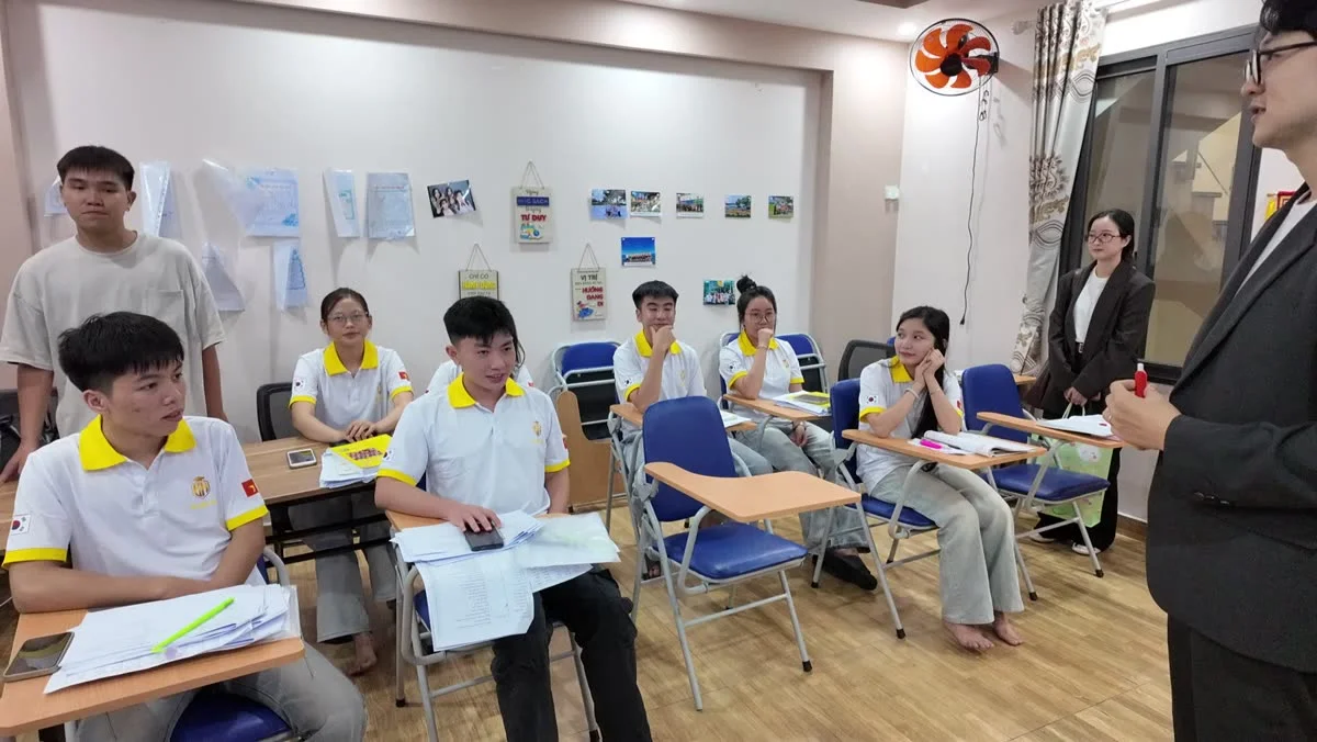 Đại diện Yeungjin University College trò chuyện, giải đáp thắc mắc cho học viên