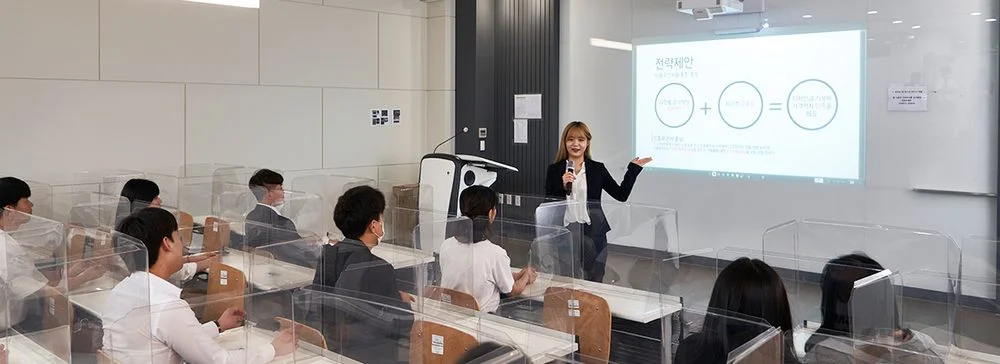 Sinh viên 유통마케팅학과 thuyết trình chiến lược marketing trong lớp học