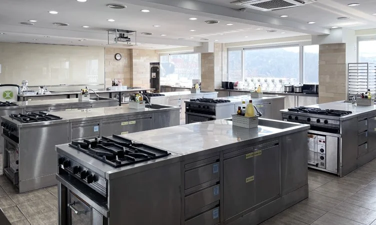 Sinh viên ngành Ẩm thực Cao đẳng Shingu thực hành nấu ăn trong nhà bếp tiêu chuẩn công nghiệp
