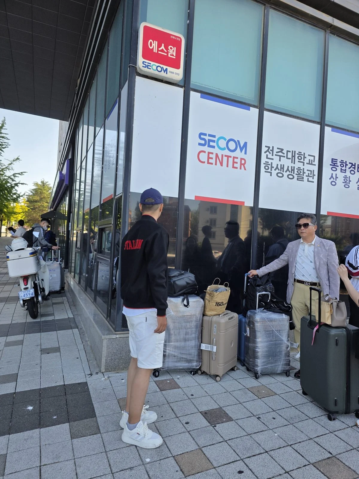 Tân thạc sỹ xếp hàng làm thủ tục nhận phòng ký túc xá Đại học Jeonju cùng đại diện Du Học BA