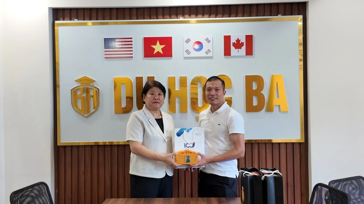 Cô đại diện trường Đại học Hanil tặng quà lại cho Trung tâm Du Học BA