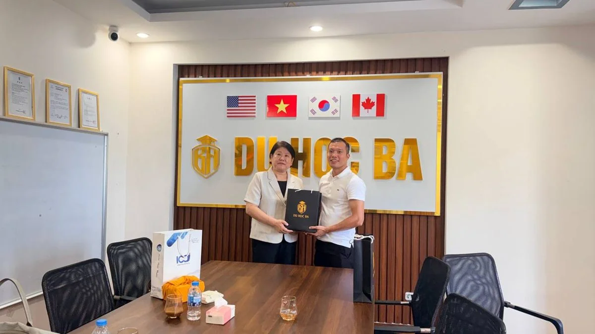 Đại diện Du Học BA tặng quà lưu niệm cho đại diện trường Đại học Hanil