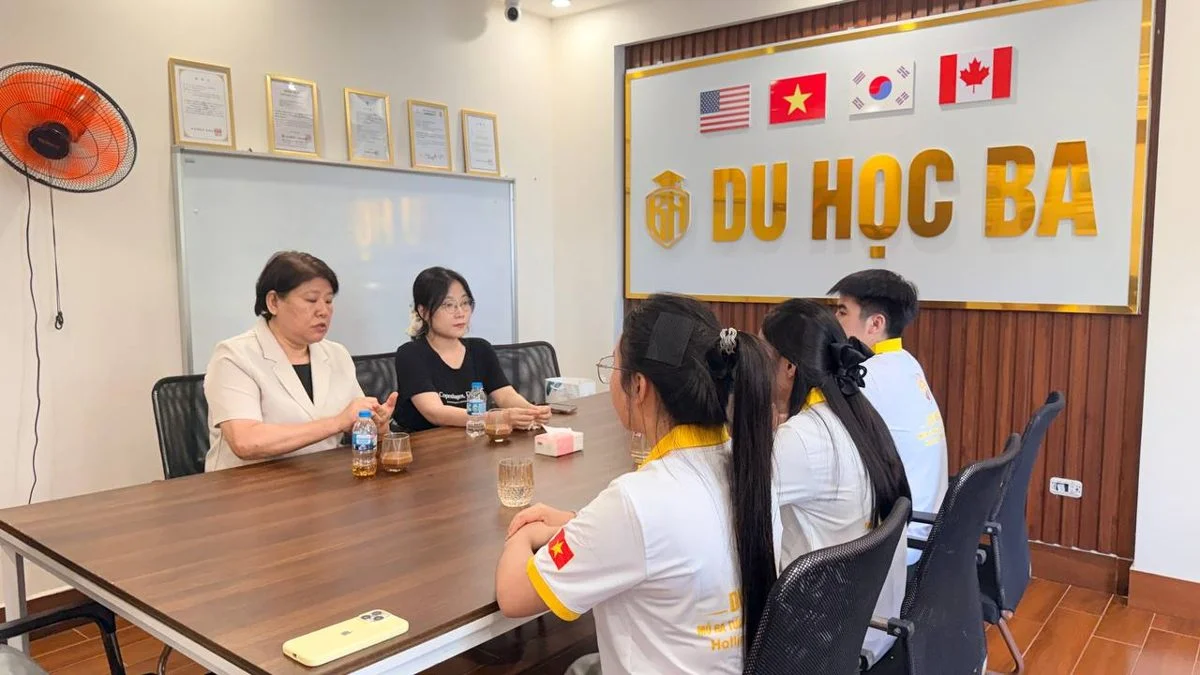 Cô đại diện trường Hanil phỏng vấn du học sinh tại Du Học BA