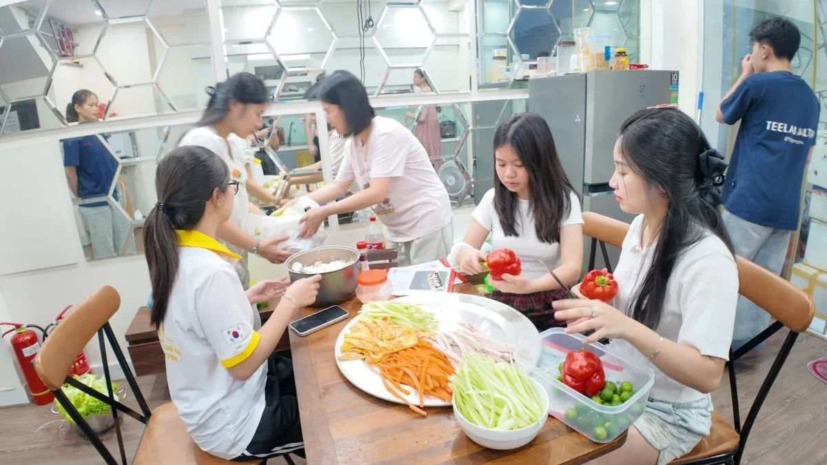Các bạn du học sinh cùng sơ chế rau củ, hoa quả tại trung tâm Du Học BA