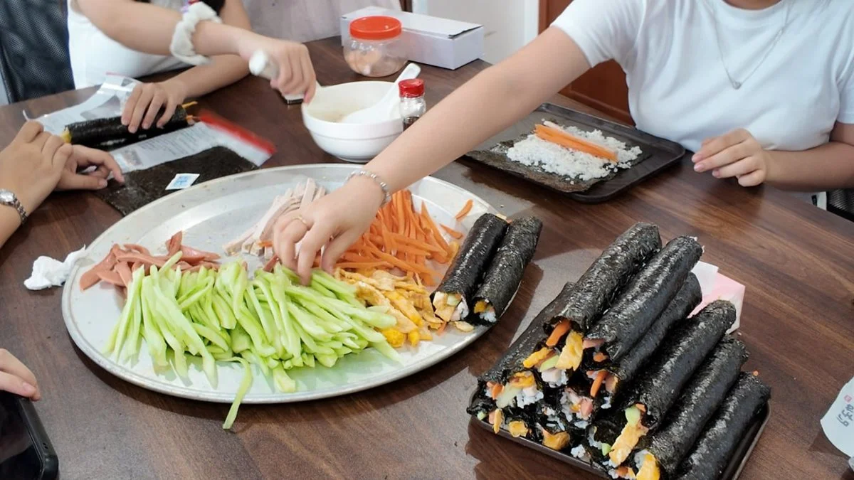 Đĩa nguyên liệu và những cuộn cơm cuộn kimbap do các bạn du học sinh tự làm