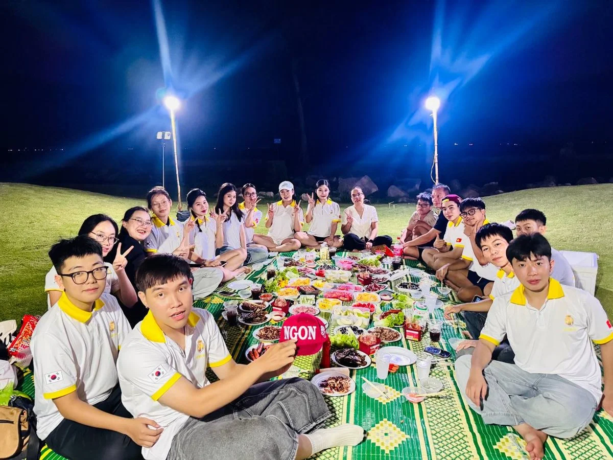Cả đoàn du học sinh Du Học BA quây quần liên hoan trên bãi cỏ cạnh biển