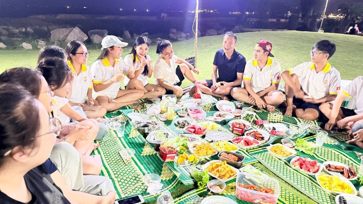 Các bạn du học sinh vừa ăn uống vừa trò chuyện trong buổi liên hoan