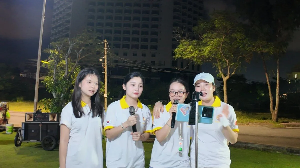 Các bạn du học sinh hát karaoke bên bờ biển Đồ Sơn