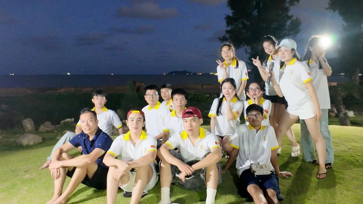 Đoàn du học sinh Du Học BA chụp ảnh tập thể bên biển Đồ Sơn buổi tối