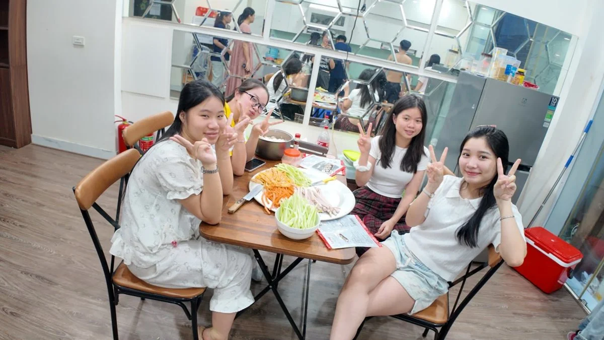 Du học sinh Du Học BA vui vẻ bên bàn chuẩn bị đồ ăn cho buổi picnic
