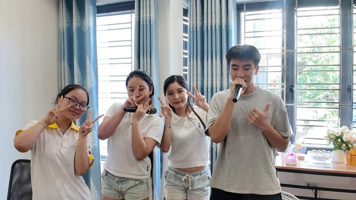 Các bạn du học sinh tự tin cầm mic hát tại trung tâm Du Học BA