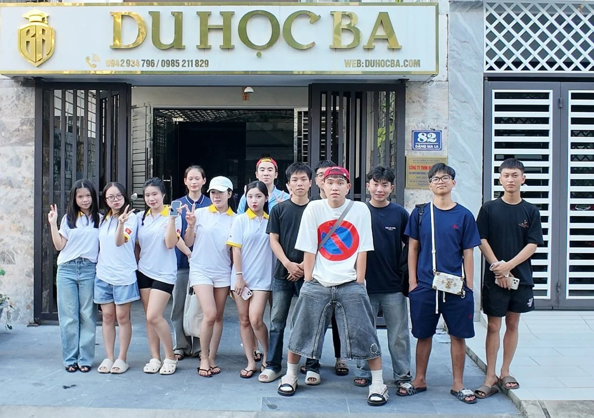Đoàn du học sinh chụp ảnh lưu niệm trước cổng trung tâm Du Học BA Hải Phòng