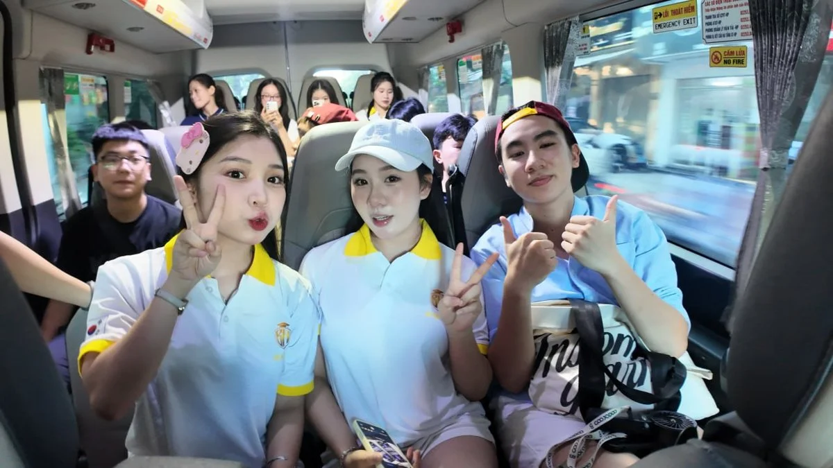 Các bạn du học sinh trên xe di chuyển đến bãi biển Đồ Sơn