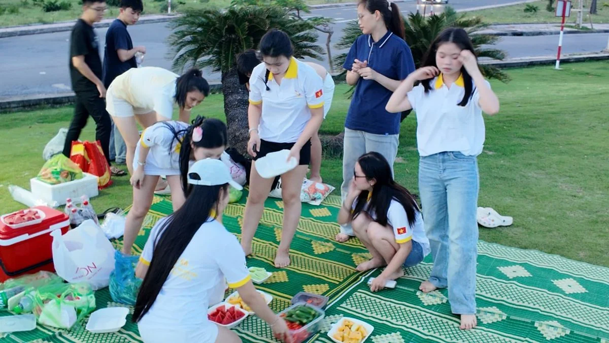 Các bạn du học sinh cùng bày đồ ăn cho buổi picnic ở Đồ Sơn