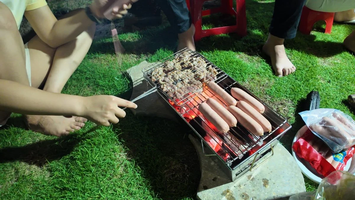 Nướng xúc xích và thịt trong buổi picnic của du học sinh tại Đồ Sơn