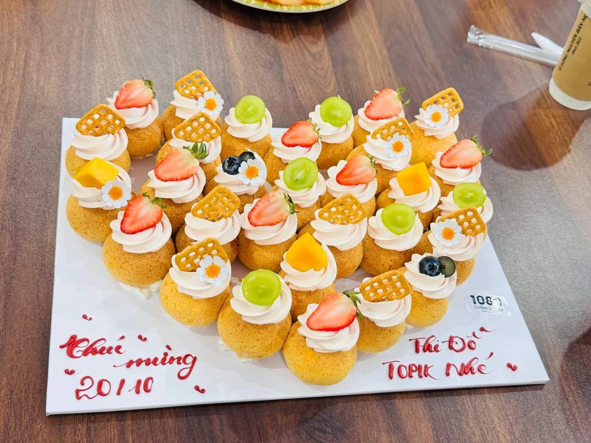 Khay bánh su kem kem tươi với dâu tây, nho xanh, xoài, viết chữ Chúc mừng 20/10 và Thi đỗ TOPIK nhé