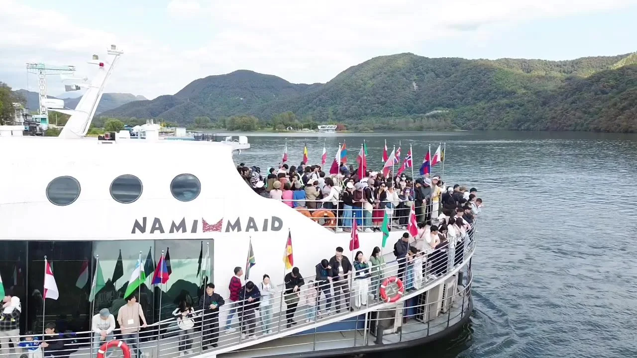 Phà Nami Maid cắm cờ nhiều quốc gia chở du khách sang đảo Nami nhìn từ trên cao