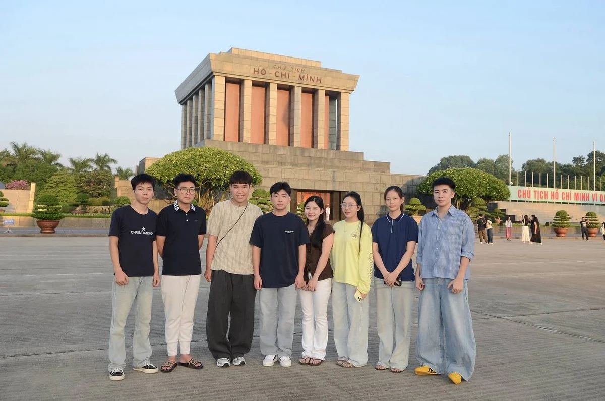8 học viên Du Học BA chụp ảnh lưu niệm trước Lăng Chủ tịch Hồ Chí Minh sau kỳ thi TOPIK 108