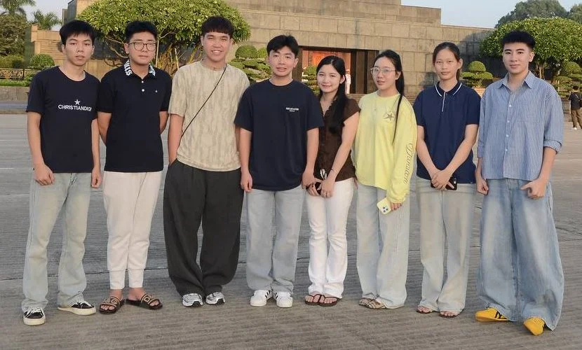 Nhóm học viên Du Học BA đứng thành hàng trên Quảng trường Ba Đình, phía sau là Lăng Bác