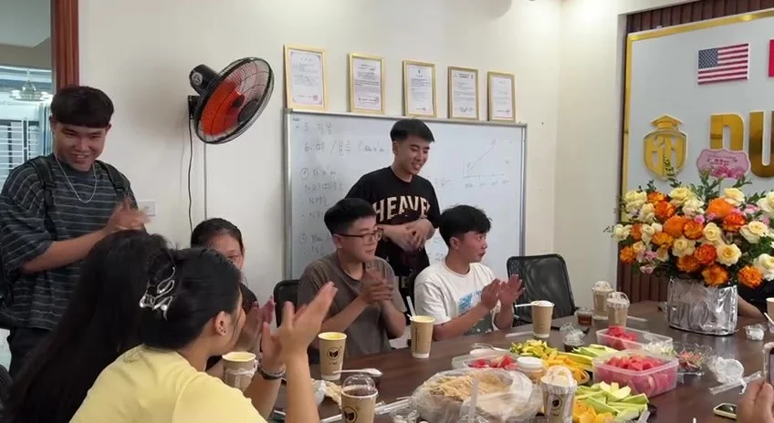 Bạn nam đứng lên chúc mừng 20/10, cả phòng học Du Học BA vỗ tay hưởng ứng