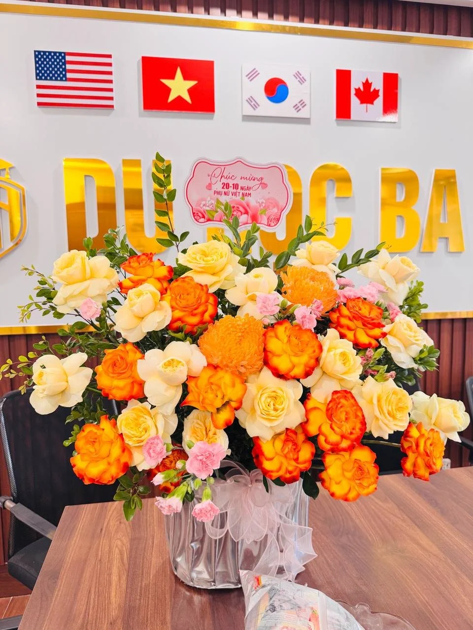 Lẵng hoa hồng cam, hồng kem, cúc cam và cẩm chướng hồng kèm thiệp Chúc mừng 20-10 Ngày Phụ nữ Việt Nam