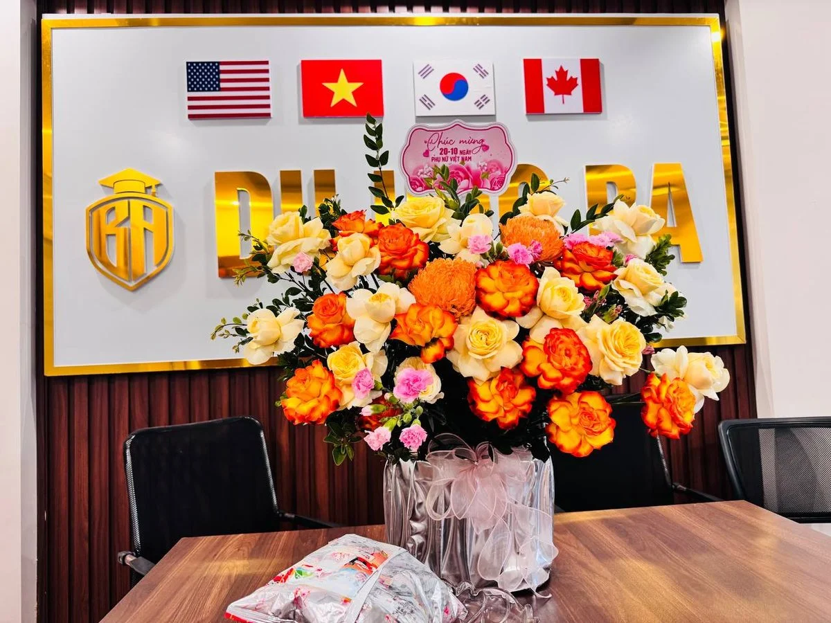 Lẵng hoa chúc mừng 20/10 đặt trước biển hiệu Du Học BA tại văn phòng Hải Phòng
