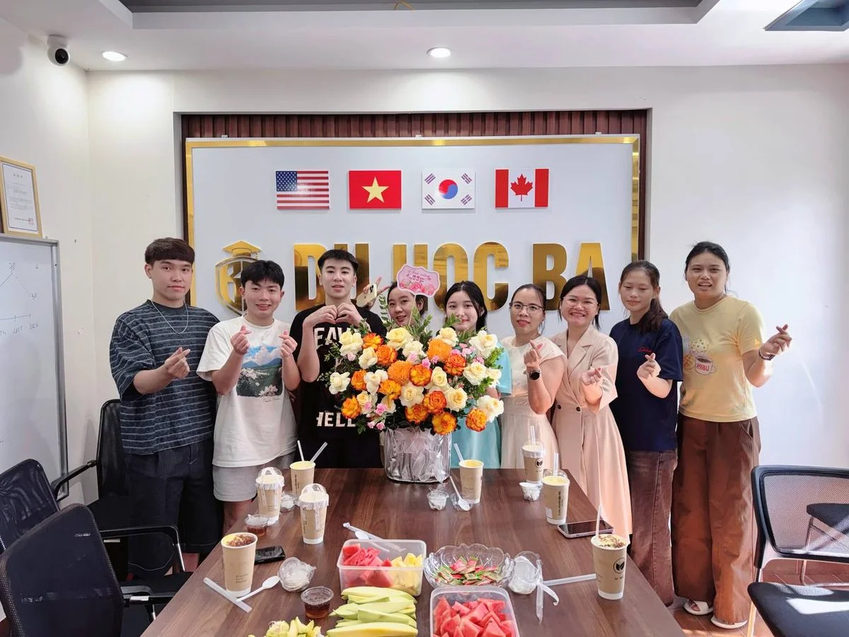 Các bạn nam và nữ tại Du Học BA bắn tim bằng ngón tay trong ngày 20/10