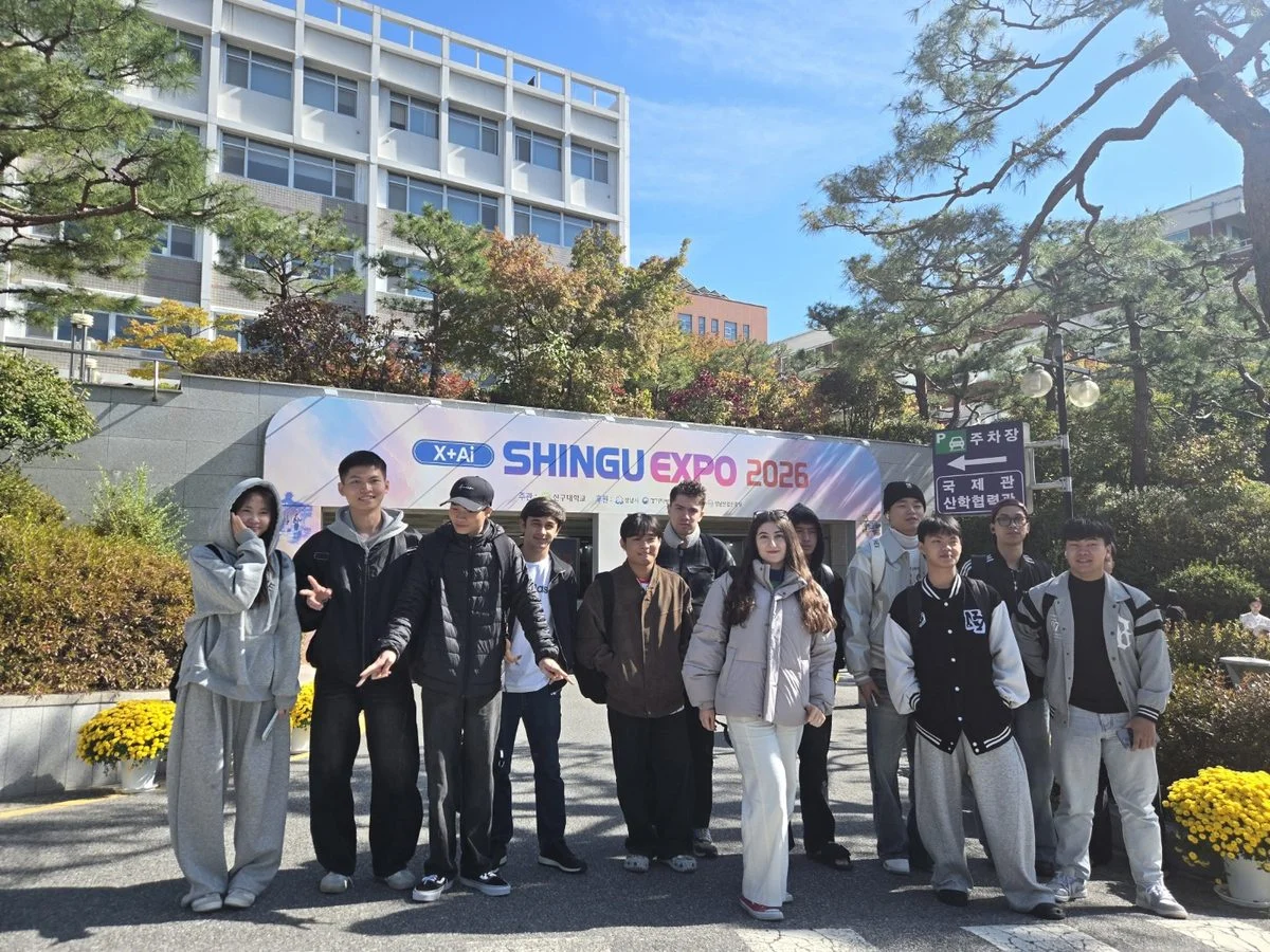 Du học sinh hệ tiếng D4 Cao đẳng Shingu chụp ảnh tập thể trước cổng Shingu EXPO 2026