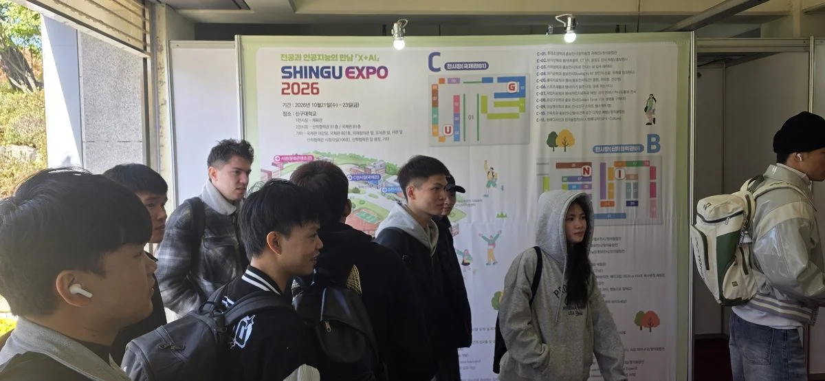 Du học sinh xem bảng sơ đồ và lịch trình Shingu EXPO 2026 với chủ đề X+AI