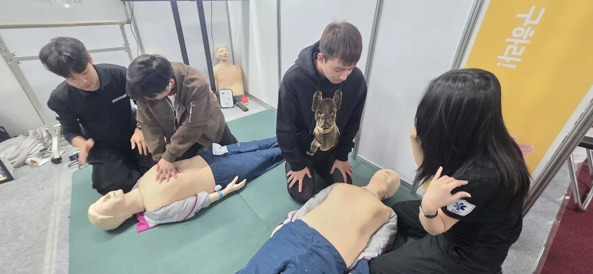 Du học sinh Cao đẳng Shingu thực hành ép tim CPR trên mô hình tại Shingu EXPO 2026