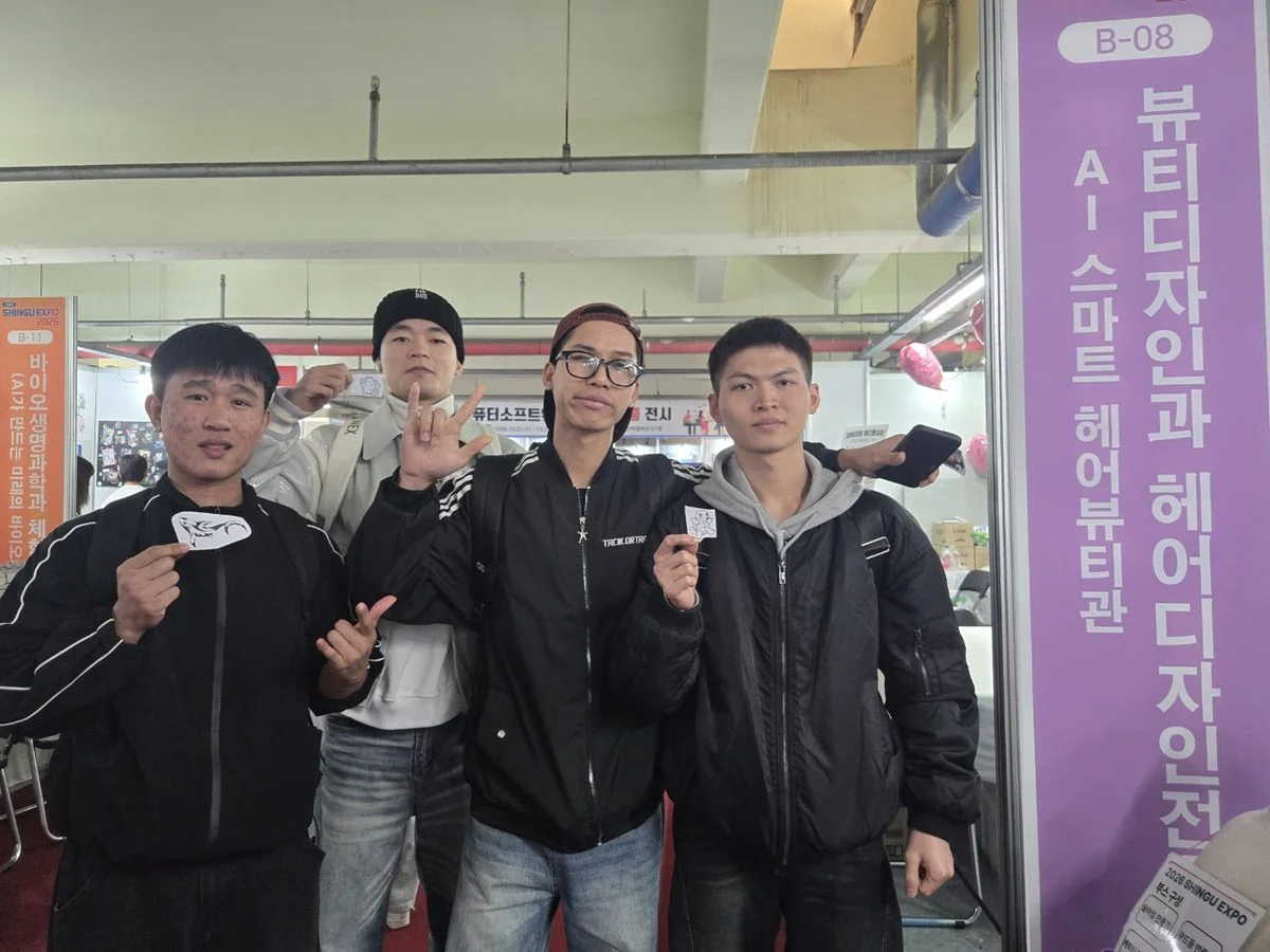Nhóm du học sinh hệ tiếng D4 cầm mẫu hình xăm trước gian khoa Thiết kế Làm đẹp Cao đẳng Shingu