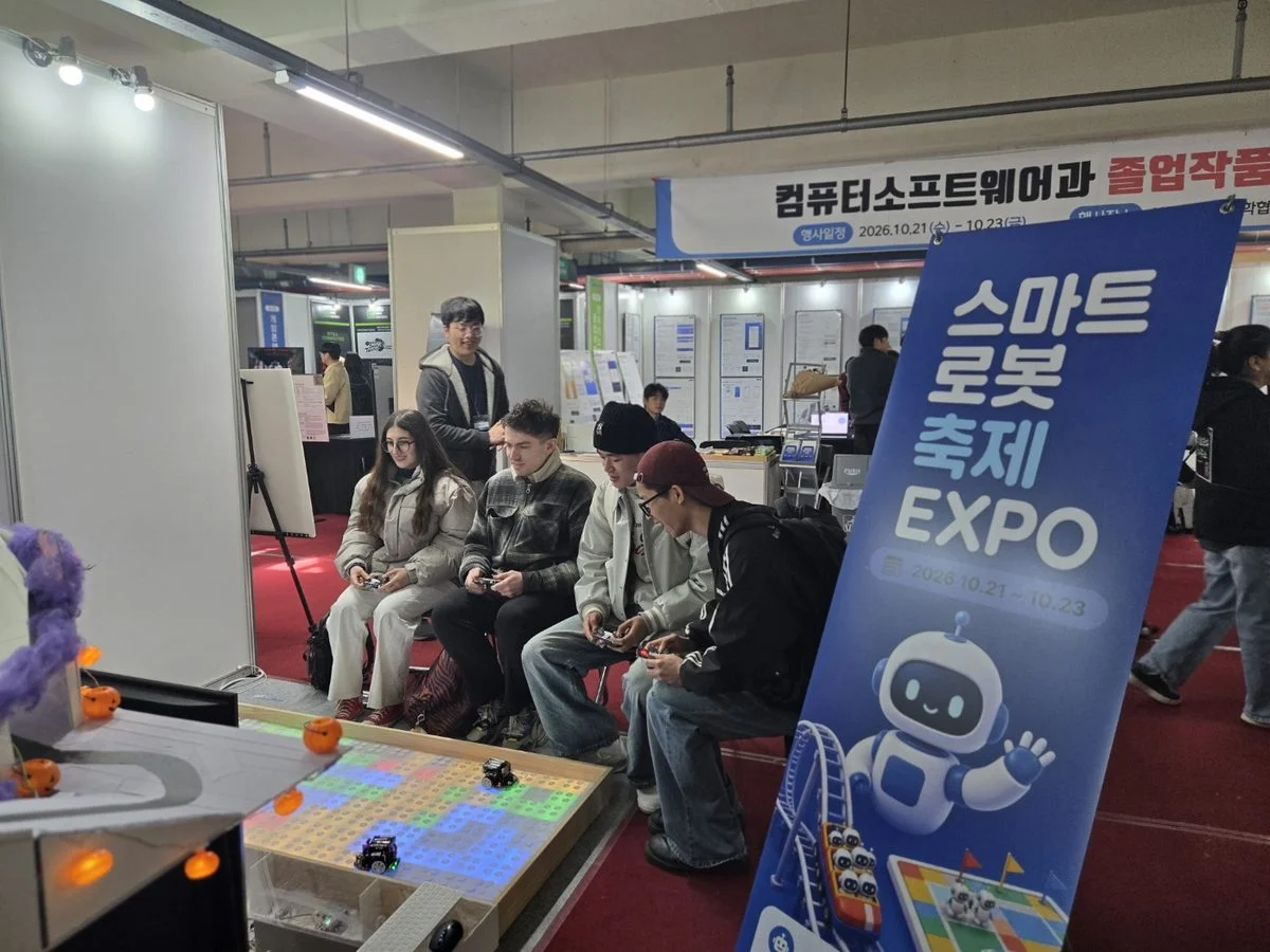 Du học sinh điều khiển xe robot trên sa bàn LED tại Lễ hội Robot thông minh Shingu EXPO 2026