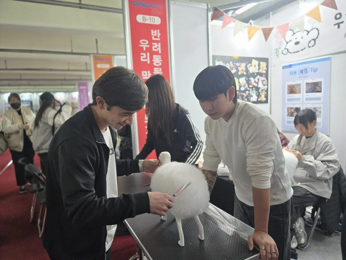 Du học sinh thử cắt tỉa lông trên mô hình chó tại gian hàng ngành thú cưng Shingu EXPO 2026