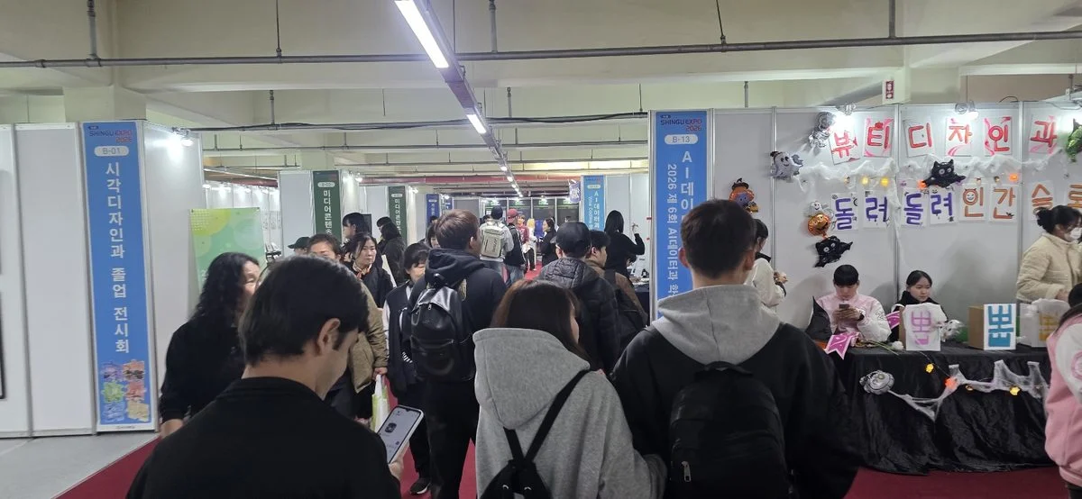 Hành lang khu trưng bày đồ án tốt nghiệp các khoa tại Shingu EXPO 2026 đông sinh viên